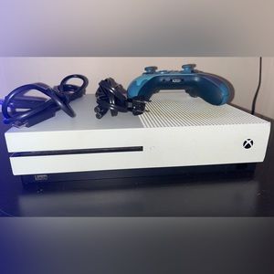 Xbox One S 500GB Console / Microsoft Xbox Wireless Controller - Mineral Camo